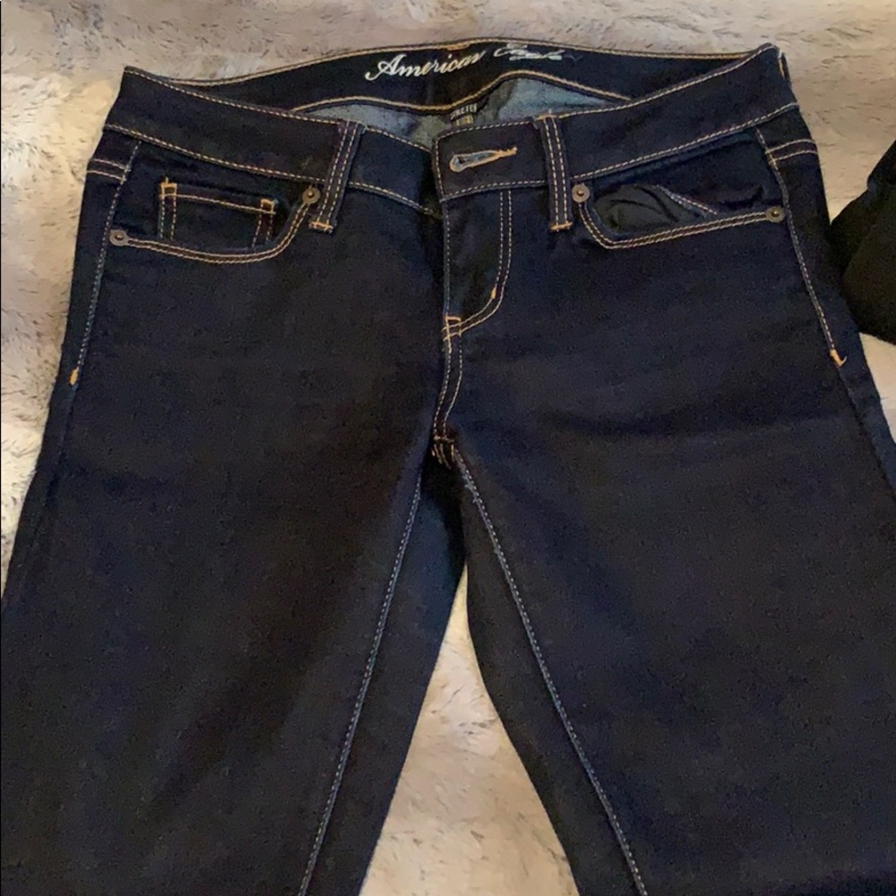 Dark jeans. Skinny. Stretch material.
